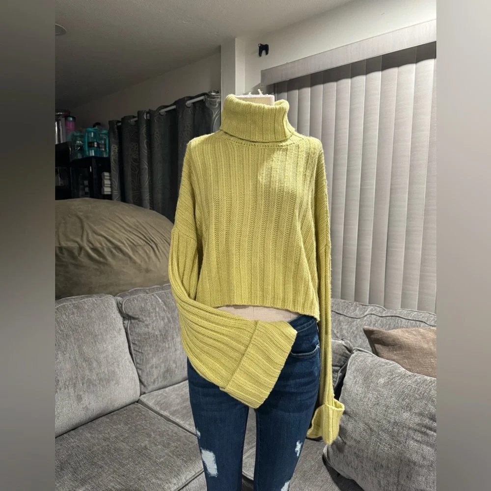 Arizona Jean Company Yellow Cropped Sweater